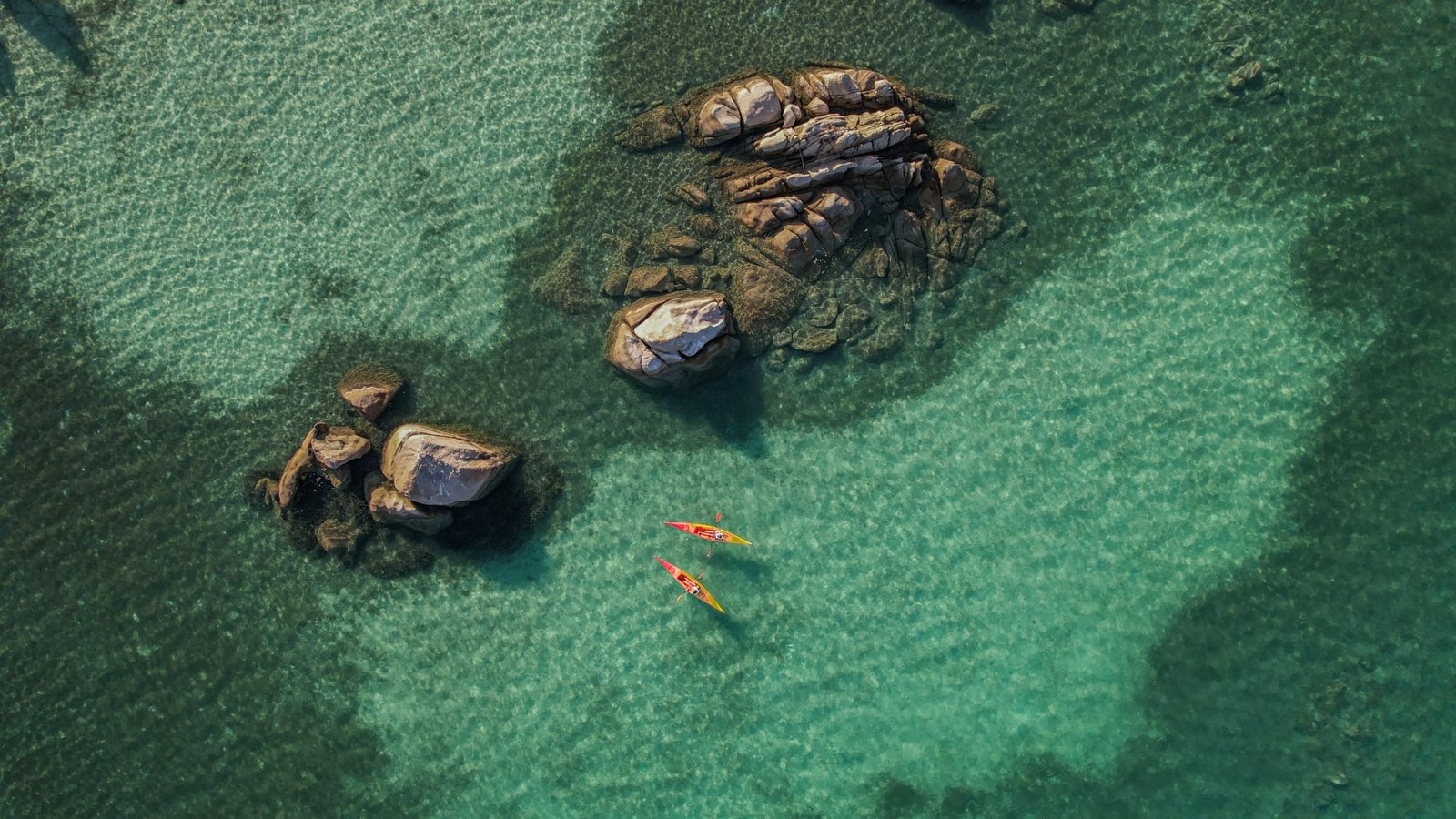 Kayak tra le rocce di granito